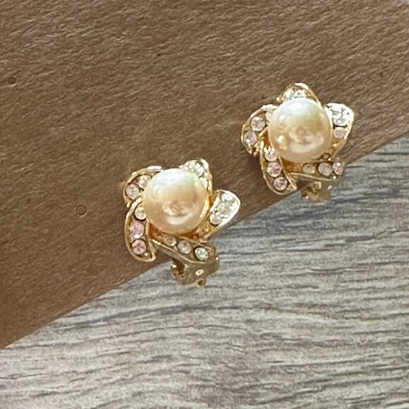 BOGO FREE FLORAL PEARL CRYSTAL CLIP ON EARRINGS - Picture 1 of 5